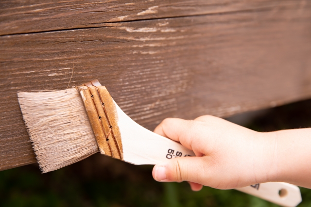 ペンキを塗っている子供の手