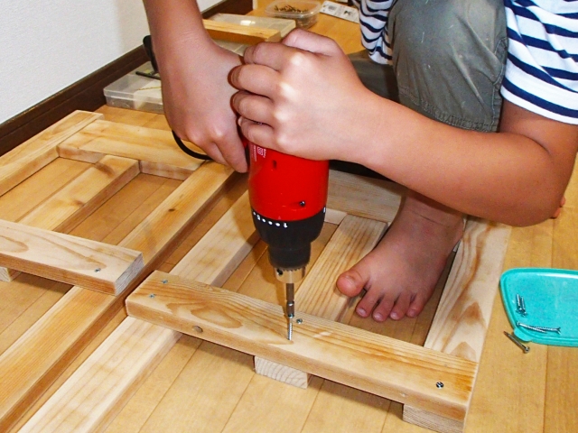 電動ドリルを使っている男の子