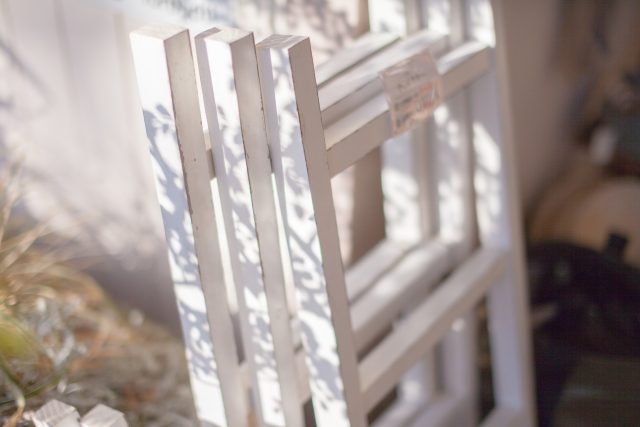 木製の白いラダー