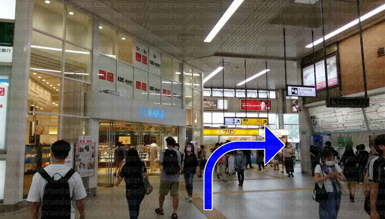 川崎駅ビジョン下階段の画像