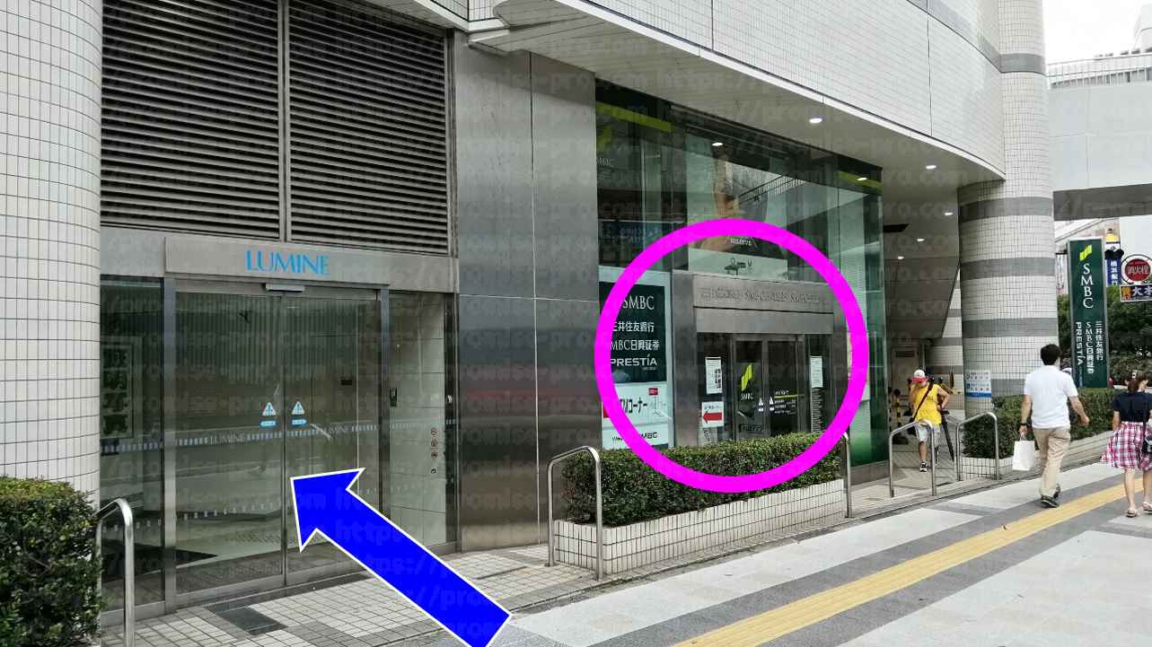 これから渡る信号機の画像