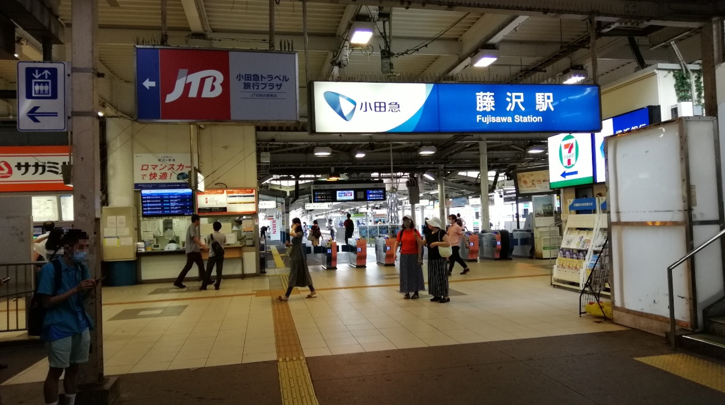 小田急線改札口の画像
