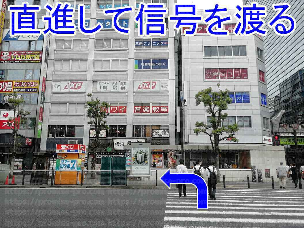 これから渡る信号機の画像