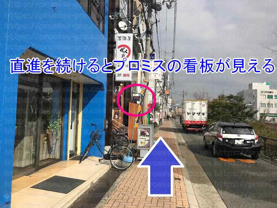 青い建物の画像