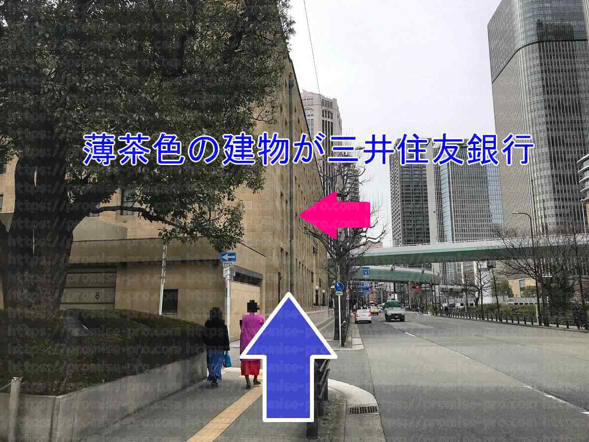 薄茶色の建物の画像