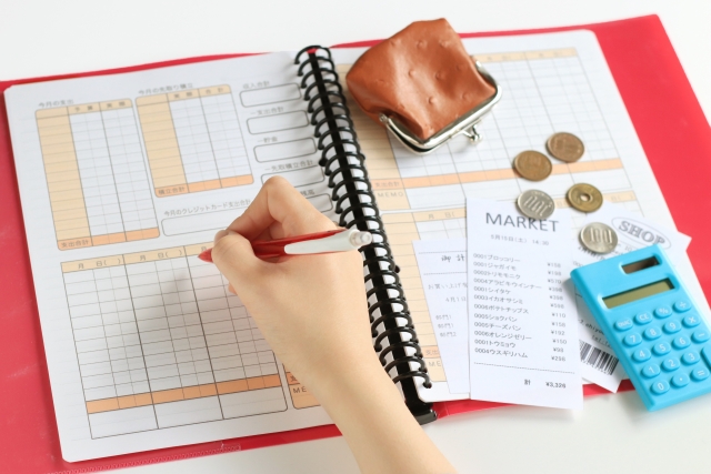 家計簿をつけている女性の手元