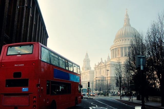 ロンドンの街なかを走るダブルデッカー