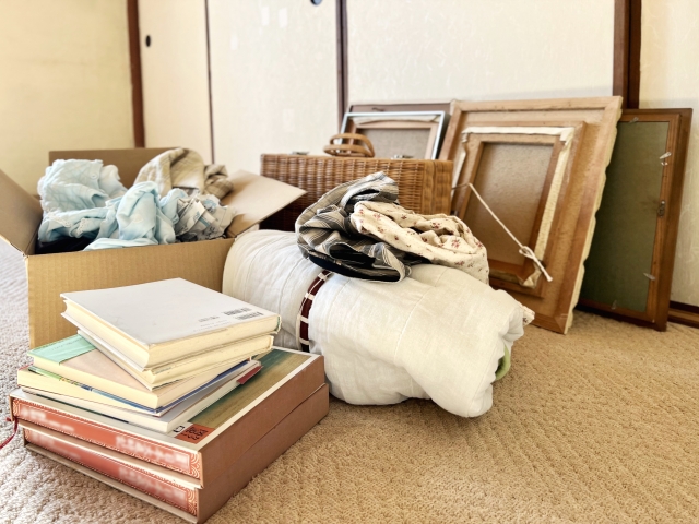 積まれた本と布とカンバス