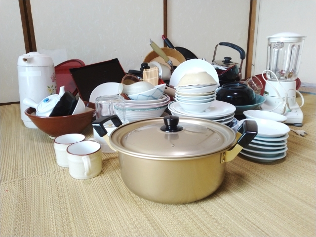 積み上げられた食器や調理器具