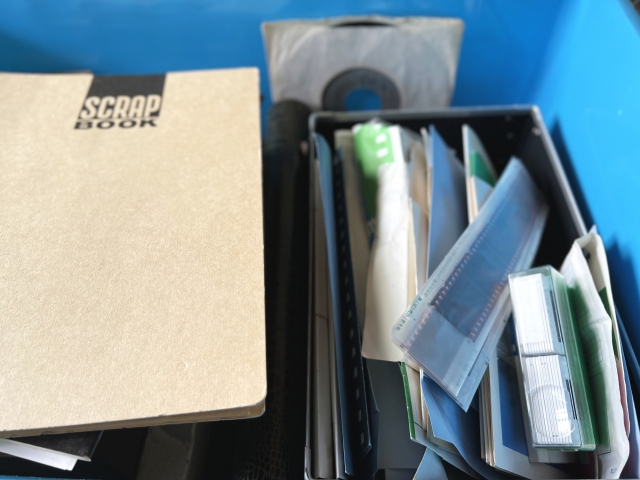 書類やネガの入ったラック