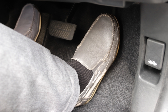 アクセルペダルを踏んでいる高齢者の足元