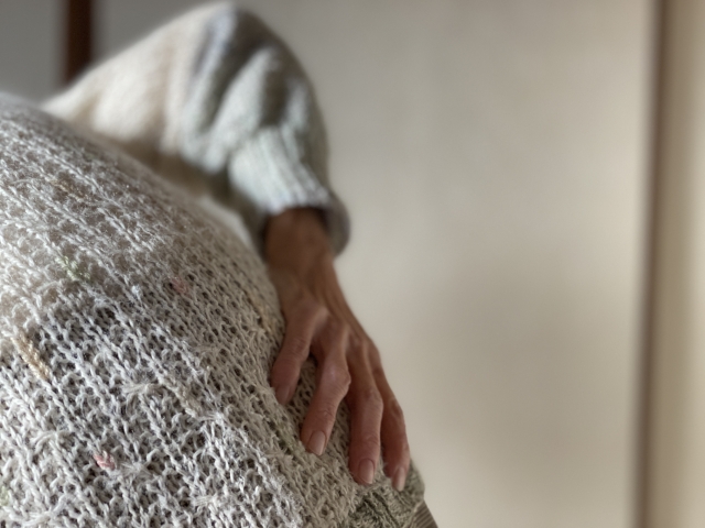 腰に手を当てている高齢者