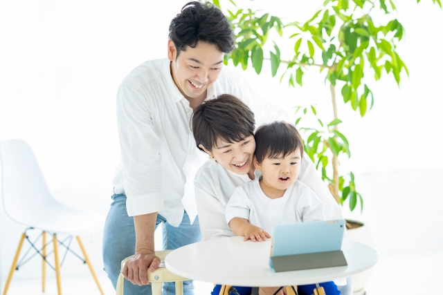 パソコンでオンライン通話を楽しんでいる家族