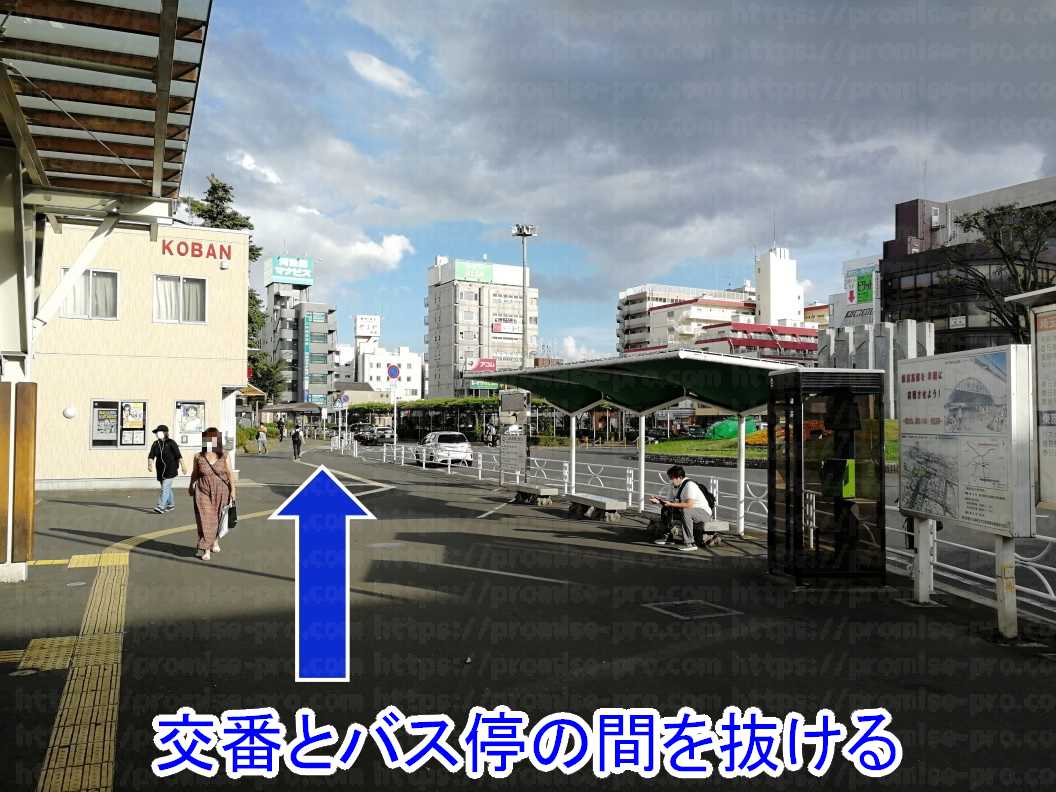 交番とバス停の画像