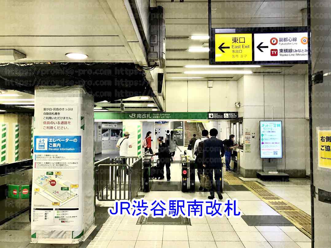 駅改札正面の画像