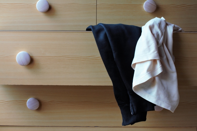 タンスからあふれている洋服