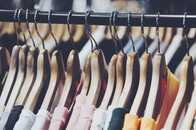 ハンギングされているたくさんの洋服