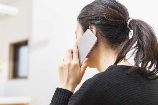 スマホで電話している女性