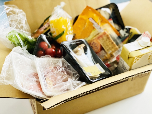箱に入っている野菜や肉などの食材