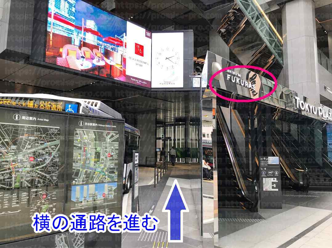 ビル横通路の画像