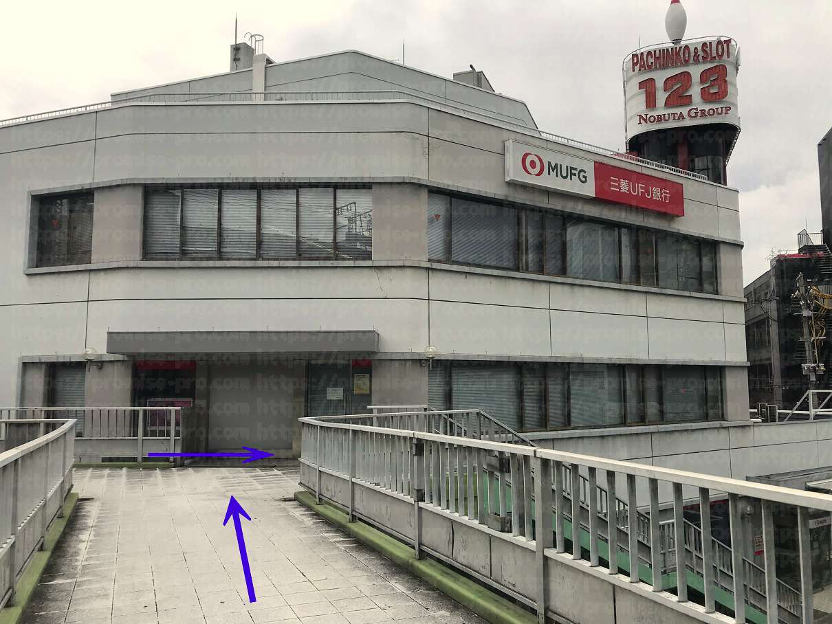 歩道橋降り口の画像
