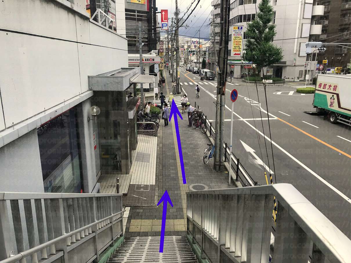  歩道橋から地上経路の画像