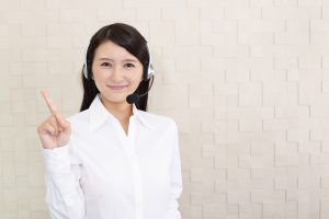 笑顔でこちらを向いているコールセンターの女性