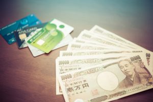 大金と数枚のクレジットカード