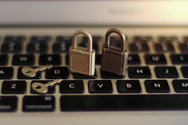 パソコンのキーボードの上に並べられた2つの南京錠