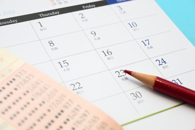 通帳と置き型カレンダー