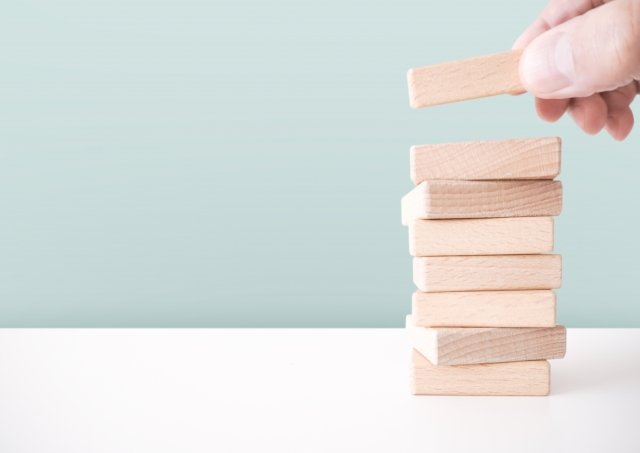 木製のブロックを積み上げている人の手元