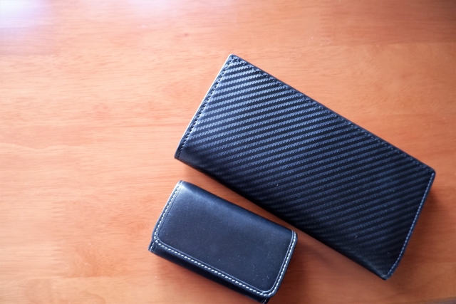 テーブルの上に並んでいる長財布とコインケース