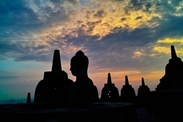 夕暮れをバックにした遺跡
