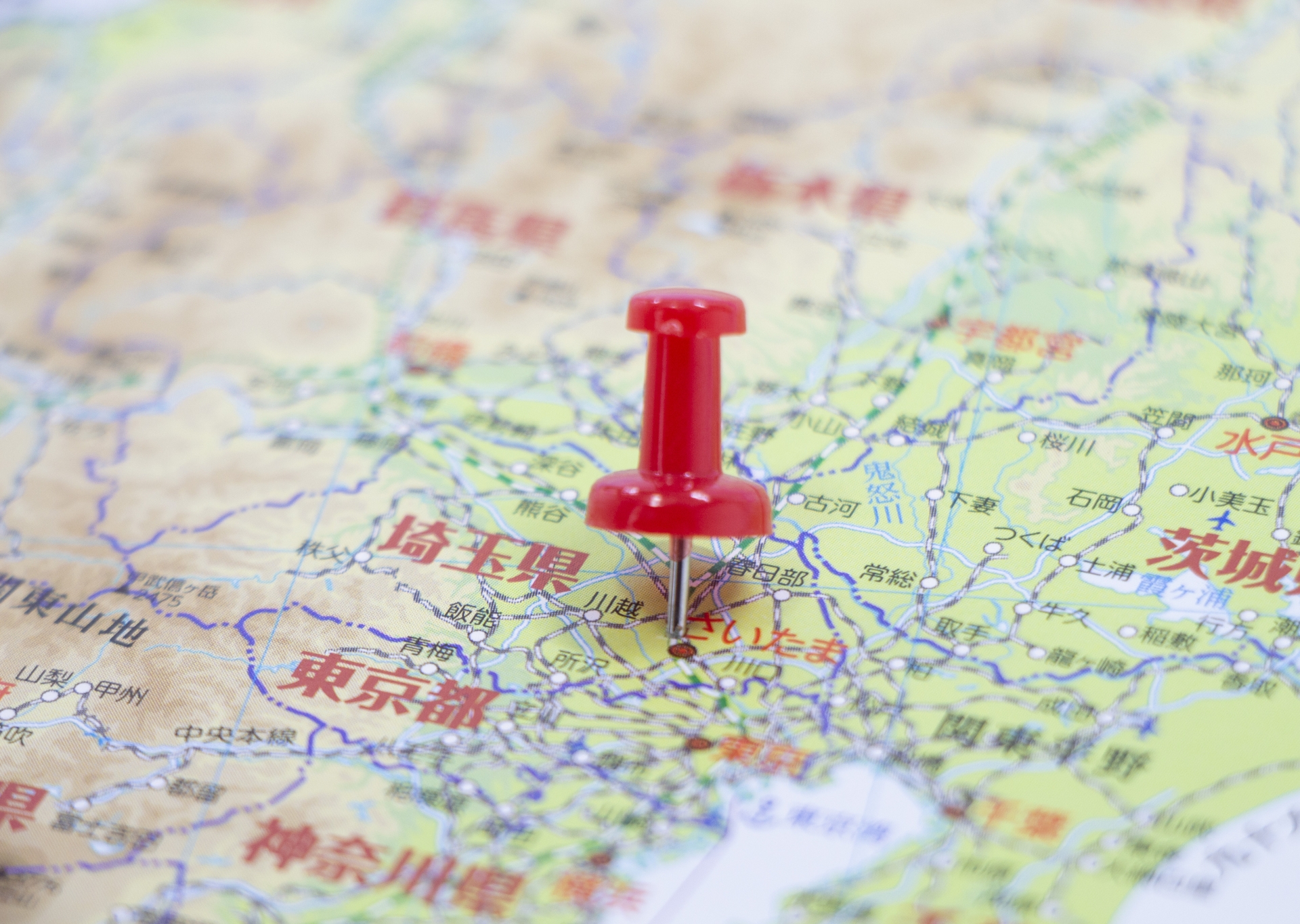 地図に刺さっているプッシュピン