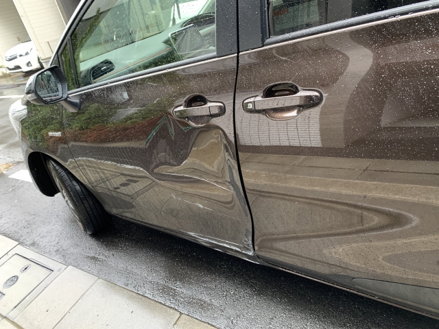 助手席側のドアが大きくへこんだ車