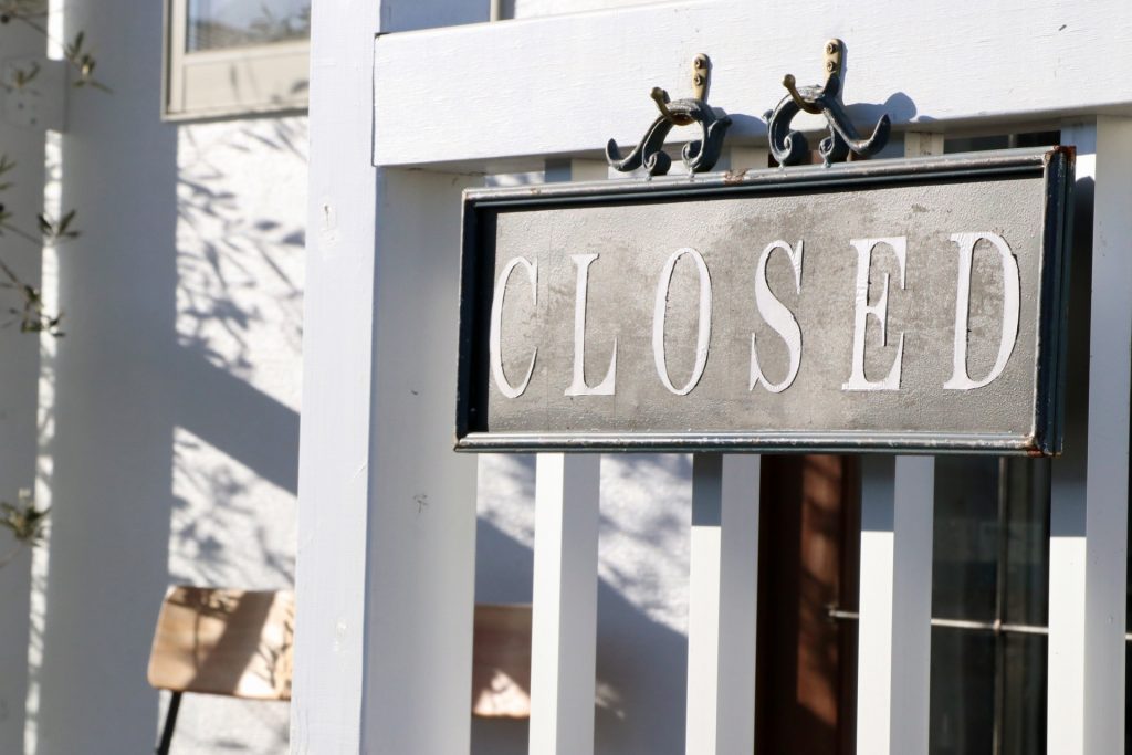エントランスに掲げられたCLOSEDの看板