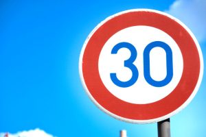 制限速度30キロの道路交通標識