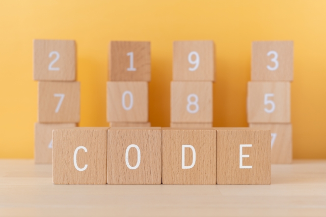 CODEと印字されている木製のブロック