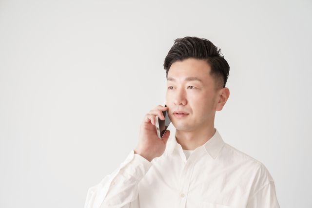 スマホで通話中の男性