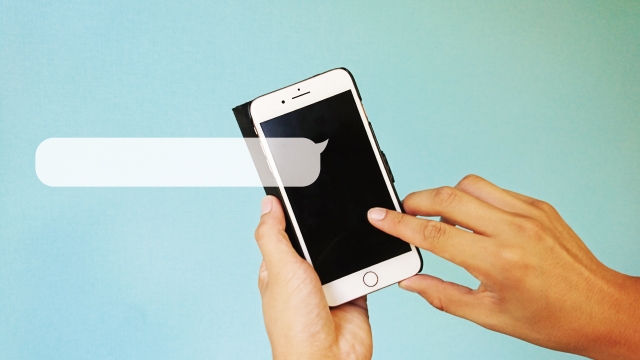 メッセージ受信中のスマホ