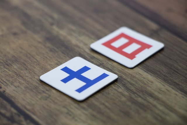 それぞれ土と日と印字された2枚のラベル