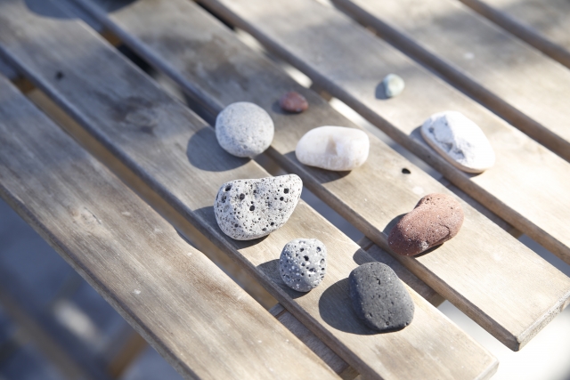 木製のテーブルに並べられたいくつかの小石
