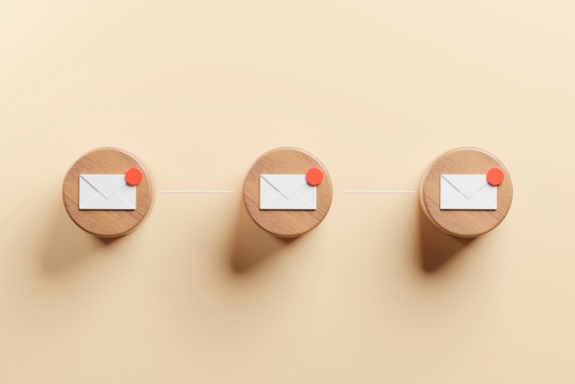 3つ並んだ横封筒型のEメールアイコン