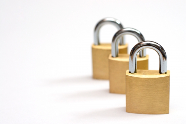 3つ並んだ南京錠