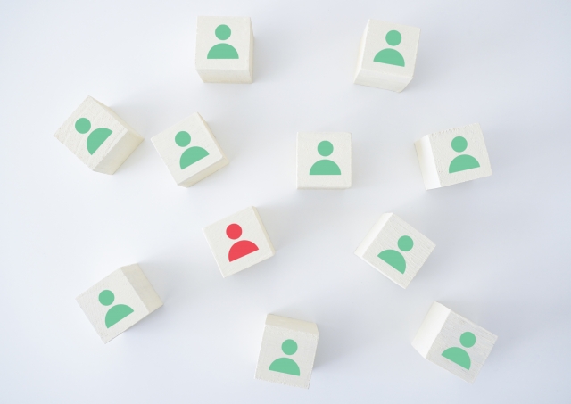 テーブルの上に散らばっている人型のピクトグラムが印字されたブロック