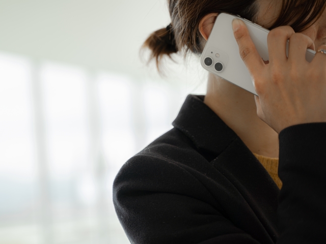 スマホで電話をしている女性