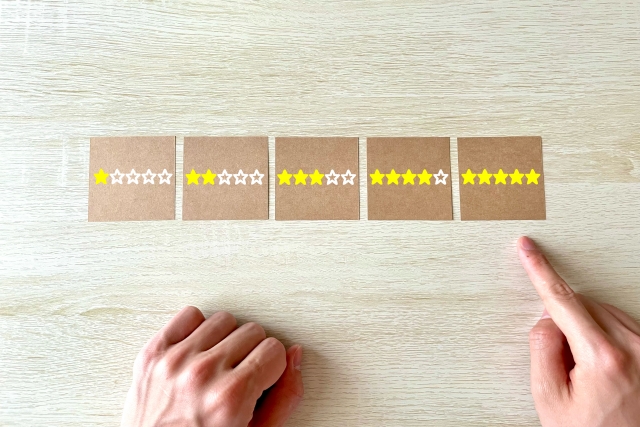 5つの星が印刷されたカードを指さしている人の手元