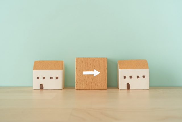 2つの家の模型と間に置かれた右向き矢印の模型