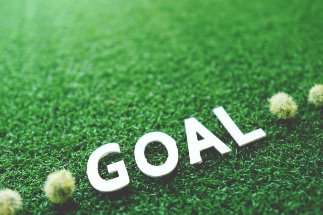 芝生に置かれたGOALの文字