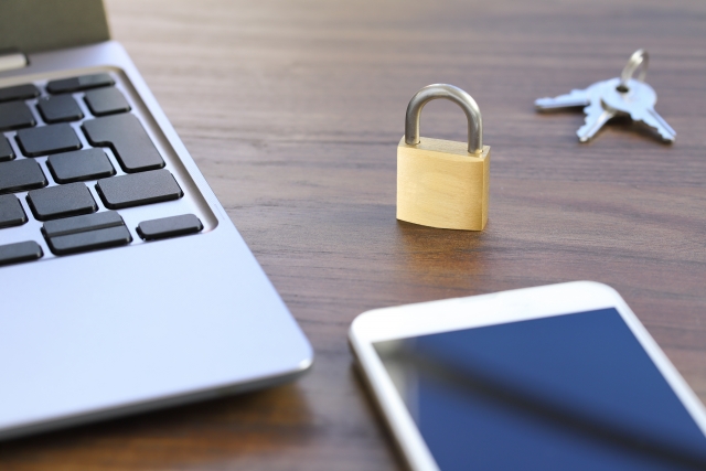 パソコンやスマホと一緒に置かれた南京錠